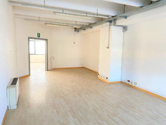 Locale Commerciale in vendita a Rebbio, Como