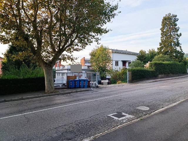 Locale Commerciale in vendita a Prestino, Como