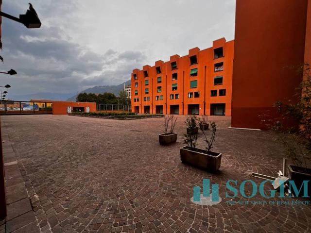 Locale Commerciale in vendita a Como Sole, Como