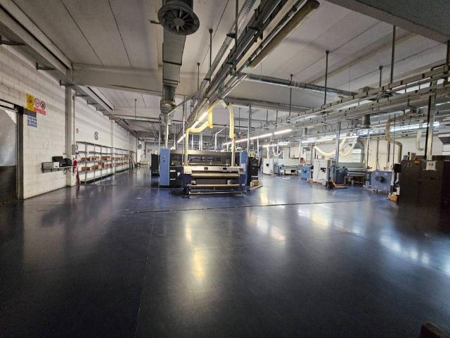 Locale Commerciale in vendita a Como, Lombardia