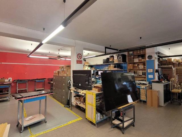 Locale Commerciale in vendita a Camerlata, Como