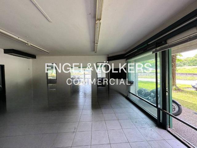 Locale Commerciale in vendita a Lazzago, Como
