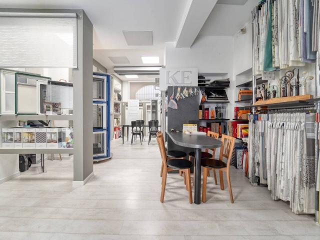Locale Commerciale in vendita a Interlegno, Como