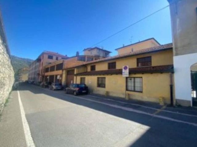 Locale Commerciale in vendita a Caserme, Como