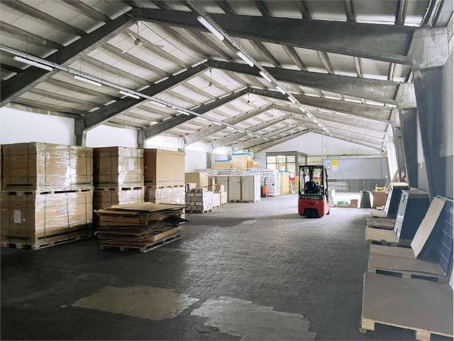 Locale Commerciale in vendita a Como, Lombardia