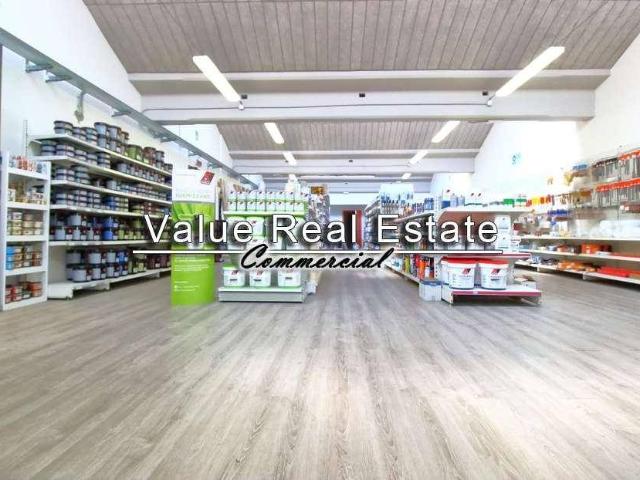 Locale Commerciale in vendita a Como Sole, Como