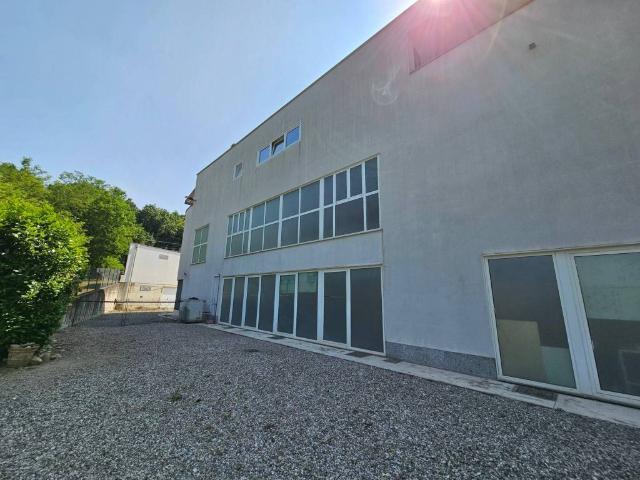 Locale Commerciale in vendita a Lazzago, Como