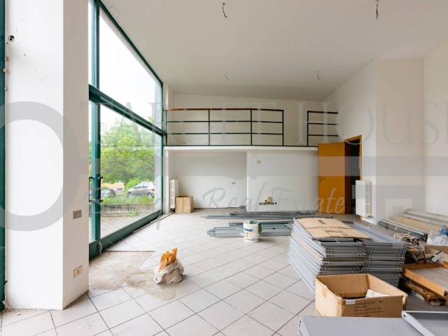 Locale Commerciale in vendita a Breccia, Como