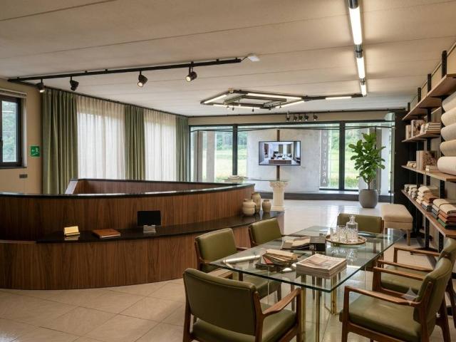 Locale Commerciale in vendita a Lazzago, Como