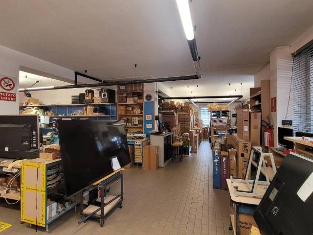 Locale Commerciale in vendita a Como, Lombardia