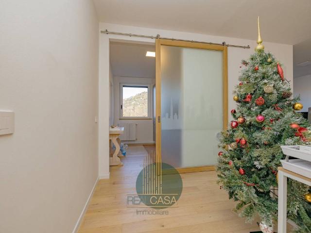 Locale Commerciale in vendita a Como Sole, Como