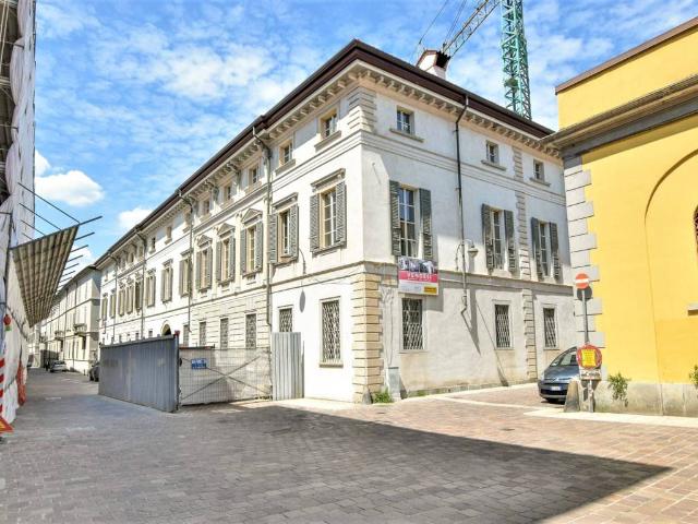 Locale Commerciale in vendita a San Bartolomeo, Como