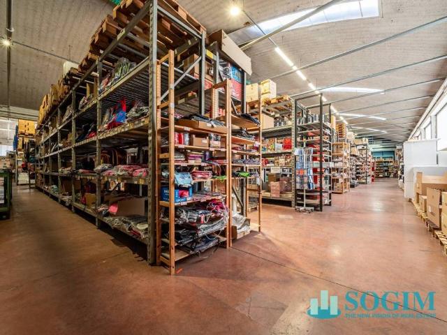 Locale Commerciale in vendita a Como, Lombardia