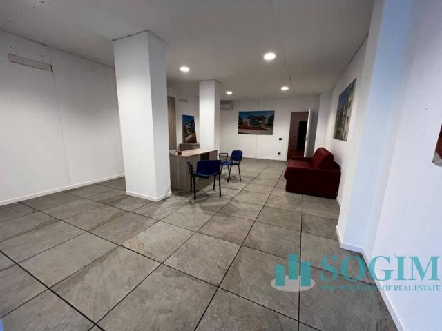 Locale Commerciale in vendita a Albate, Como