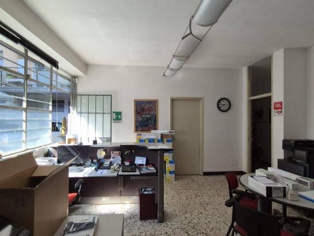 Locale Commerciale in vendita a Como Sole, Como