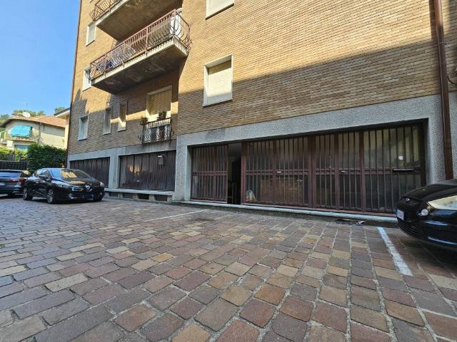 Locale Commerciale in vendita a Casetta, Como