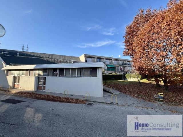 Locale Commerciale in vendita a Prestino, Como