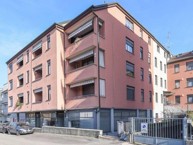 Locale Commerciale in vendita a Caserme, Como