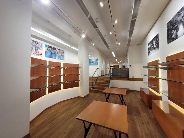 Locale Commerciale in vendita a Stadio, Como