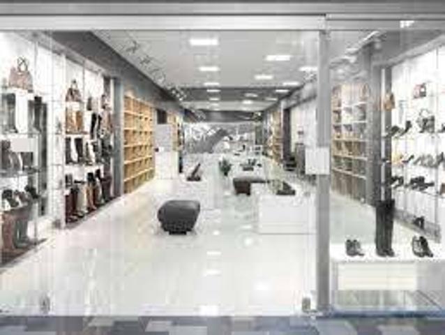 Locale Commerciale in vendita a Albate, Como