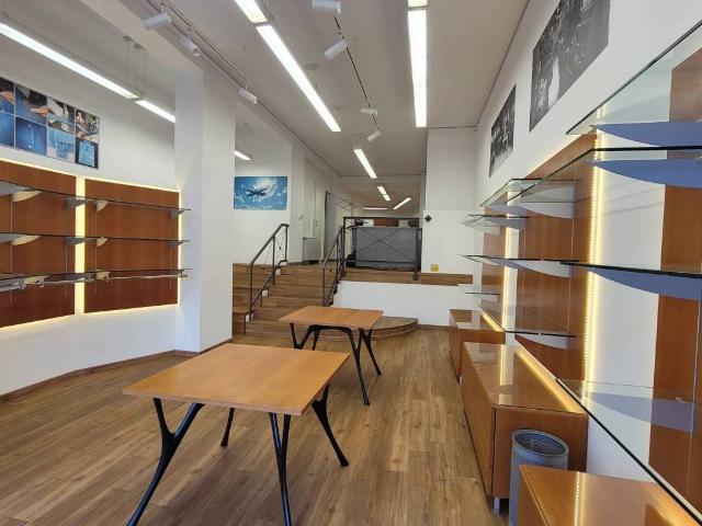 Locale Commerciale in vendita a Vico, Como