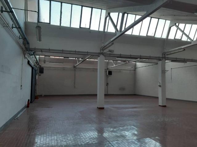 Locale Commerciale in vendita a Como, Lombardia