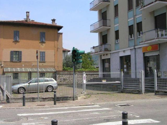 Locale Commerciale in vendita a Grandate, Lombardia