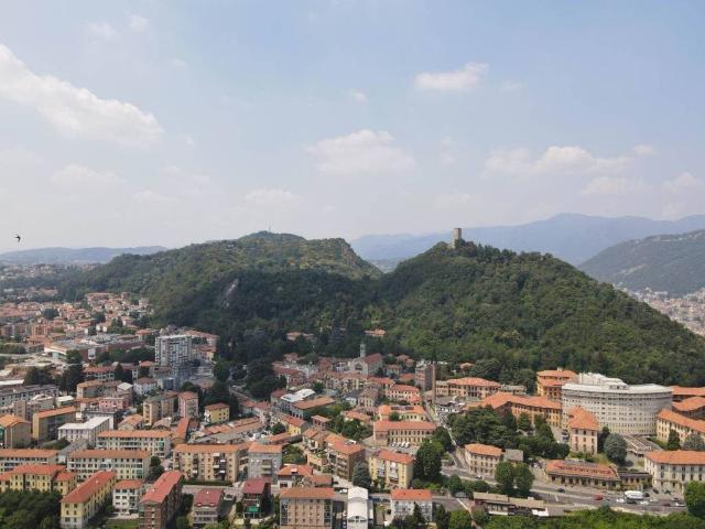 Locale Commerciale in vendita a Muggiò, Como
