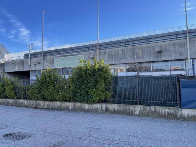 Locale Commerciale in vendita a Rebbio, Como