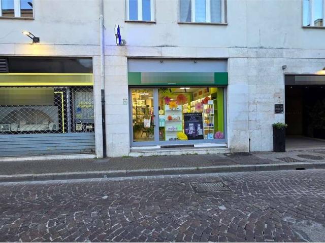 Locale Commerciale in vendita a San Bartolomeo, Como
