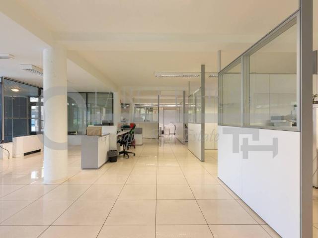 Locale Commerciale in vendita a Como, Lombardia
