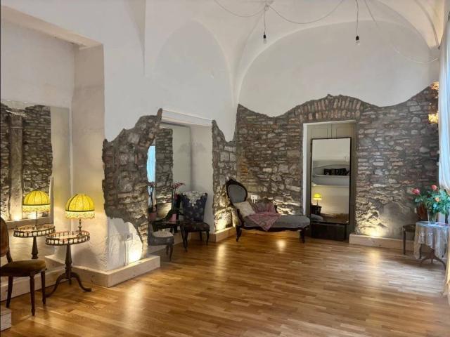 Locale Commerciale in vendita a Sant'Agostino, Como