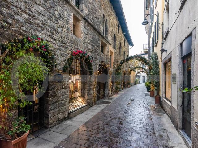 Locale Commerciale in vendita a Sant'Agostino, Como
