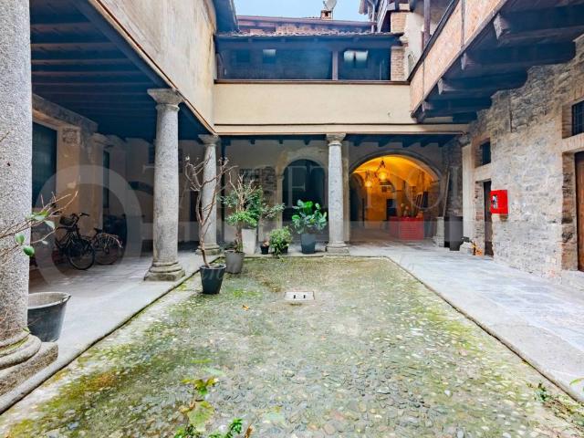 Locale Commerciale in vendita a Sant'Agostino, Como