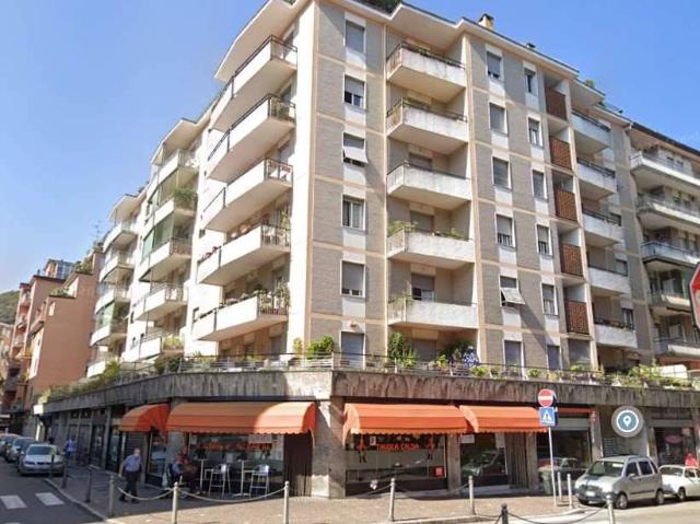 Locale Commerciale in vendita a Como Sole, Como