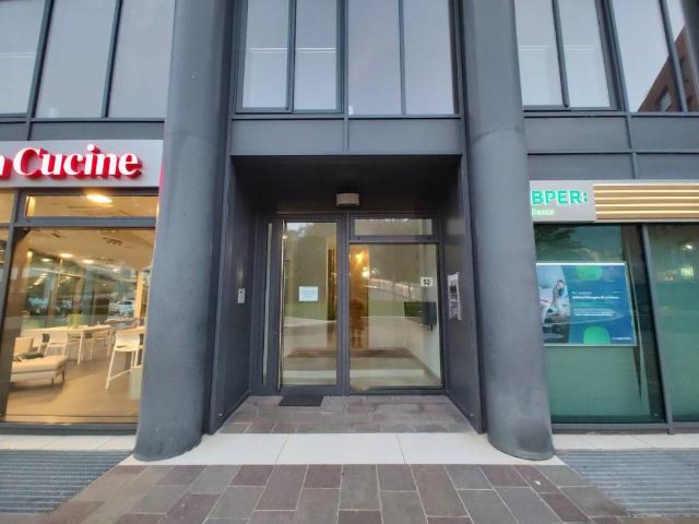 Locale Commerciale in vendita a Rebbio, Como