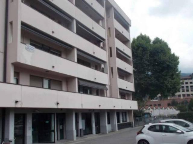 Locale Commerciale in vendita a Como Sole, Como