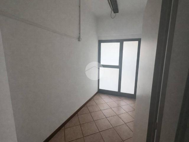 Locale Commerciale in vendita a Comun Nuovo, Lombardia