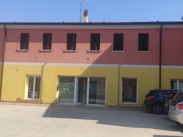 Locale Commerciale in vendita a Concamarise, Veneto