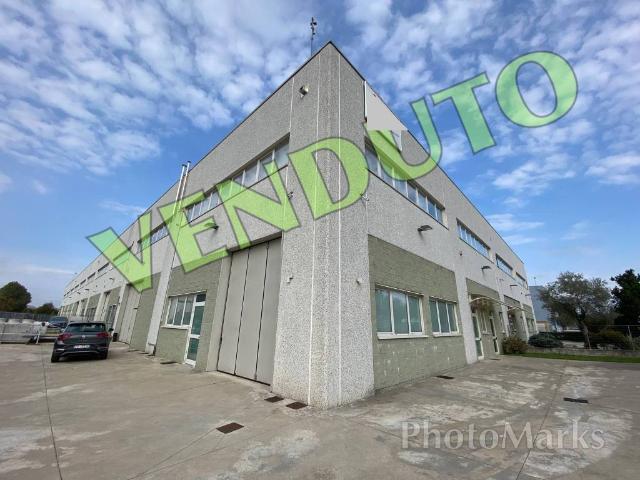 Locale Commerciale in vendita a Concorezzo, Monza-brianza