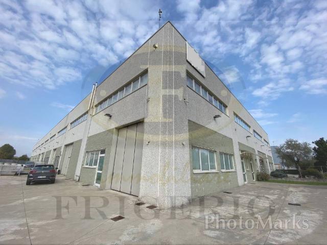 Locale Commerciale in vendita a Agrate Brianza, Lombardia