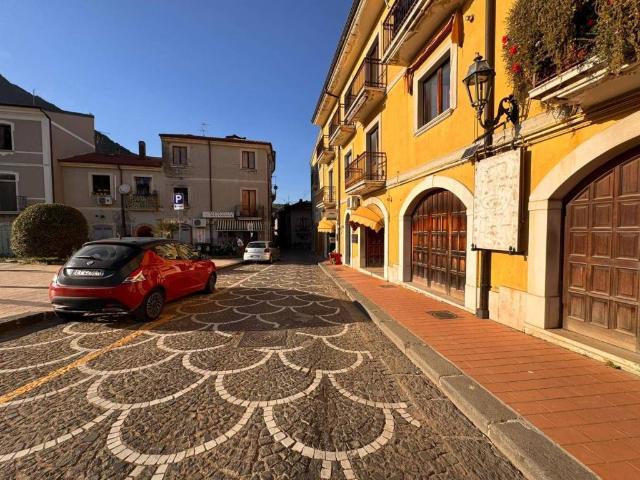 Locale Commerciale in vendita a Contrada, Campania