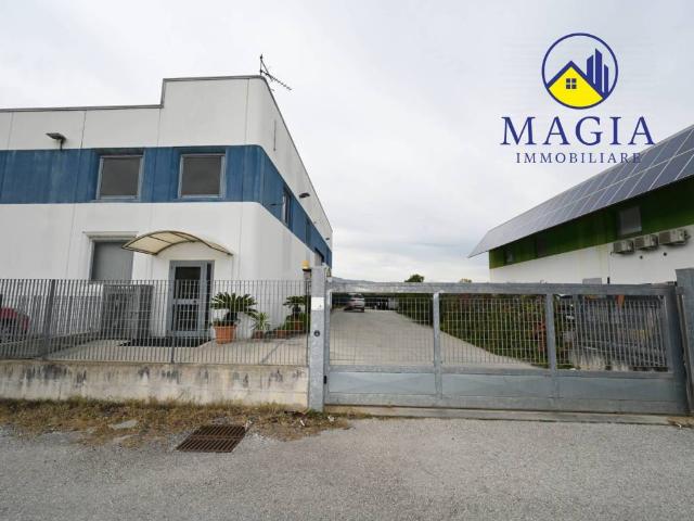 Locale Commerciale in vendita a Unione dei Comuni della Val Vibrata, Controguerra