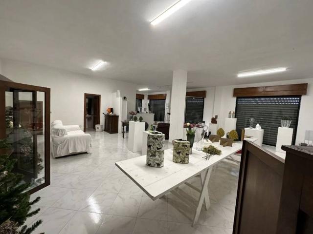 Locale Commerciale in vendita a Contursi Terme, Campania