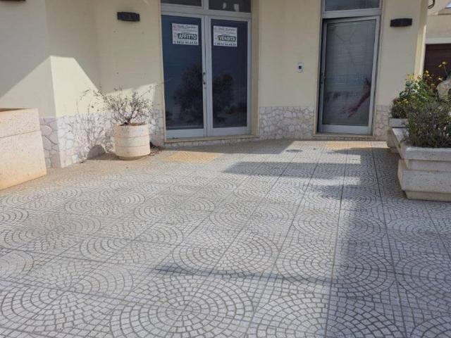 Locale Commerciale in vendita a Puglia, Lecce