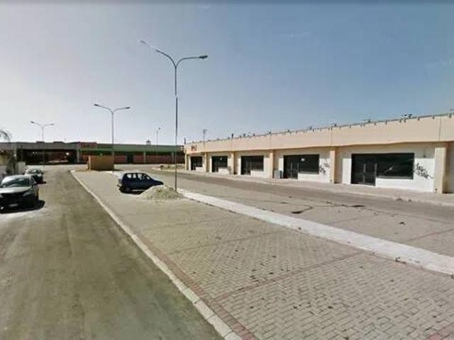Locale Commerciale in vendita a Puglia, Lecce