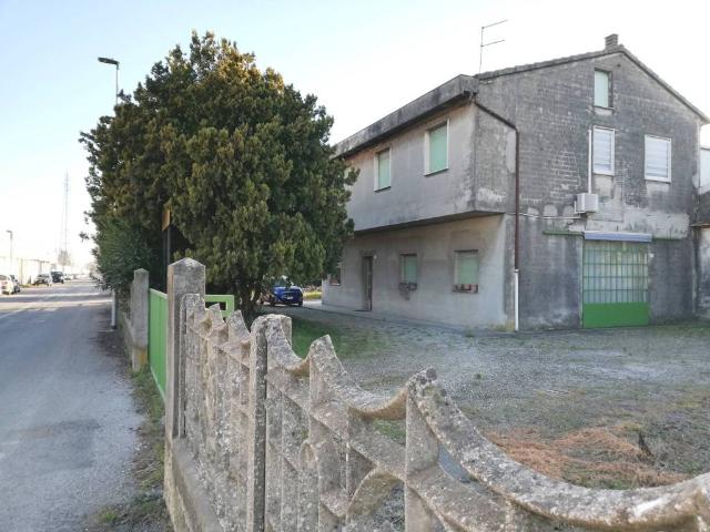 Locale Commerciale in vendita a Unione Terre e Fiumi, Copparo