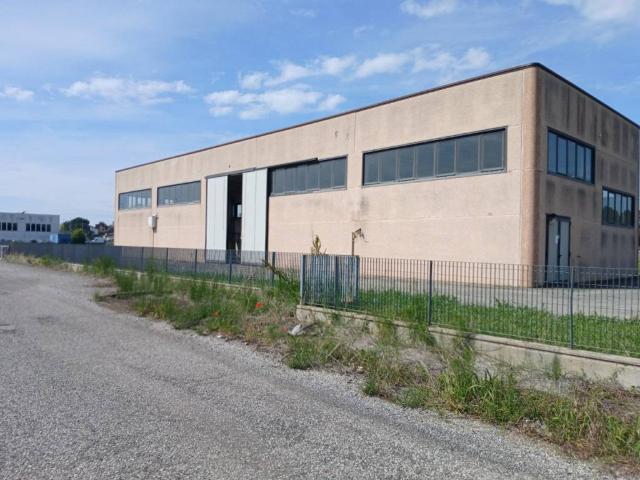 Locale Commerciale in vendita a Unione Terre e Fiumi, Copparo