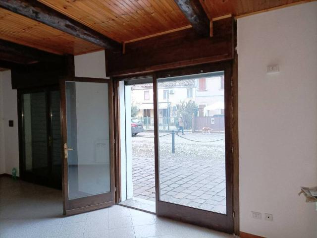 Locale Commerciale in vendita a Unione Terre e Fiumi, Copparo