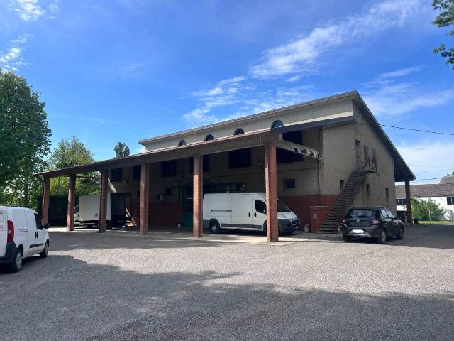 Locale Commerciale in vendita a Unione Terre e Fiumi, Copparo